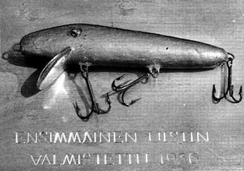Le Original Rapo flottant original, sculpté à la main par Lauri Rapala, est maintenant exposé au siège de Rapala en Finlande. (Photo  Rapala)