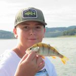 Découverte de la pêche des carnassiers en bateau pour Clément (14 ans)